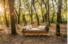 Lit suspendu avec des palettes en bois de récupération