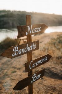 Panneaux d'indications pour guider vos clients au sein de votre domaine insolite