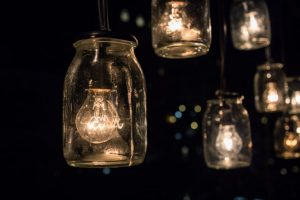 Luminaire dessine grâce à des bocaux en verre