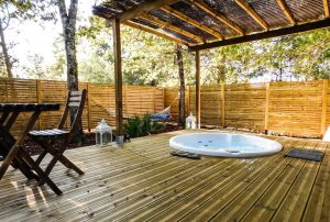 Promouvoir son hébergement insolite : collaborer avec un influenceur