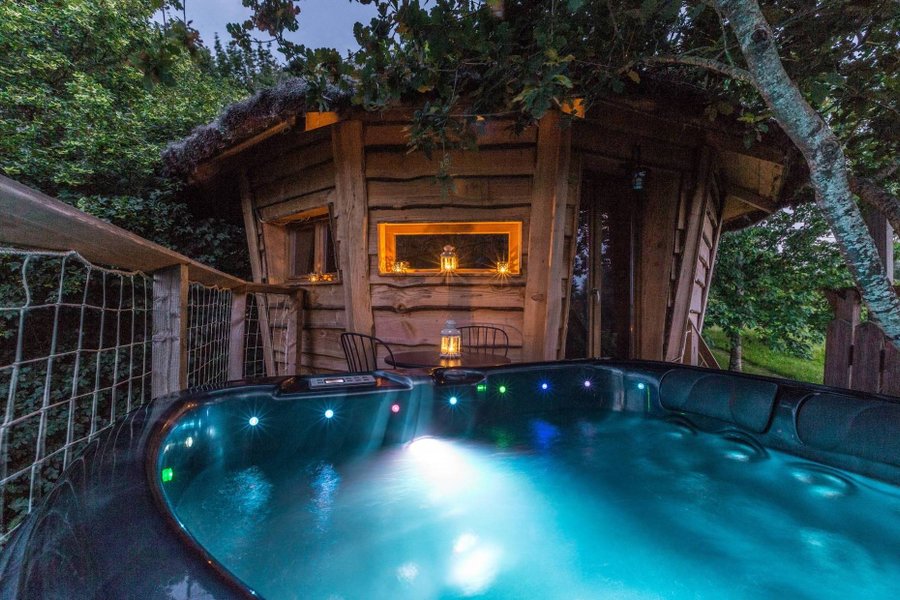 cabane dans les arbres avec spa, Domaine de la Maraude