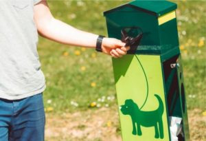 Poubelle pour ramasser les déchets canins