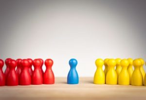 médiateur, intermédiaire entre deux parties