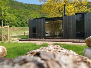 Le séjour insolite lutte contre le surtourisme grâce à un impact environnemental plus faible.