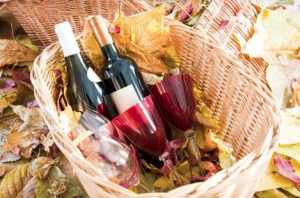 Panier d'automne avec bouteilles de vin