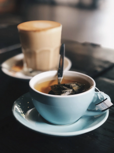 Café et biscuits pour accueillir sa clientèle étrangère