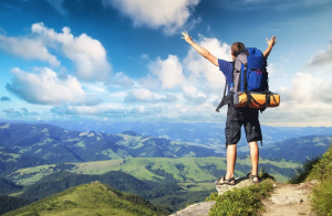 Randonneur au sommet d'une montagne